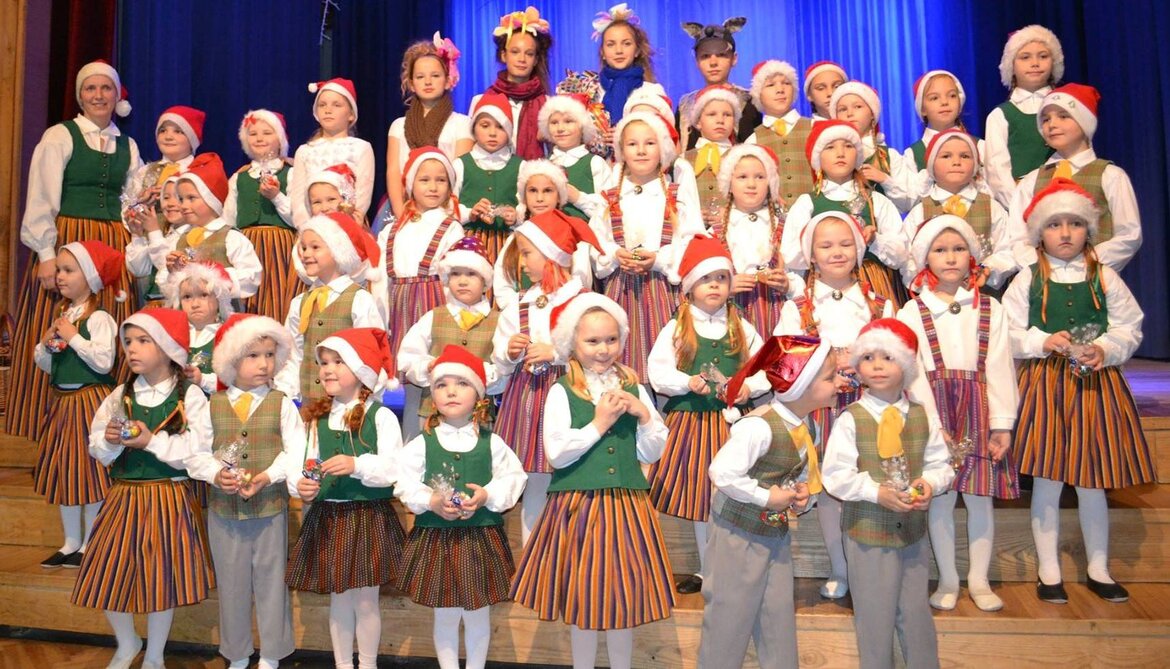 Des enfants de Jaunpils en costume traditionnel