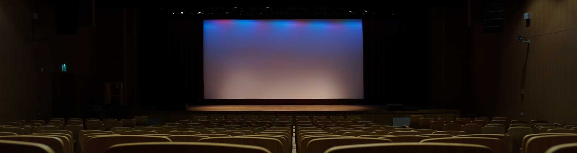 Une salle de cinéma, avec l'écran au fond