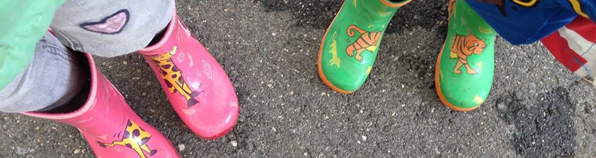 Chaussés de leurs bottes de couleurs, les enfants vont à pied à l'école