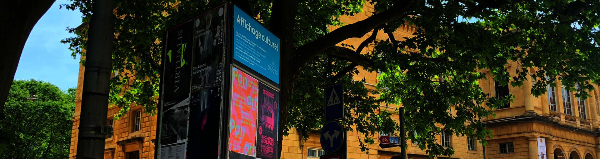 Une colonne avec des affiches près de la bibliothèque publique