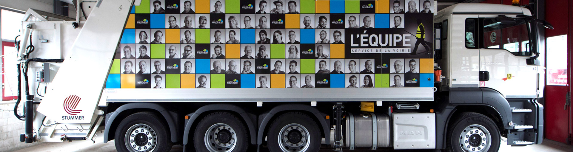Un camion de la Voirie décoré avec les visages du personnel