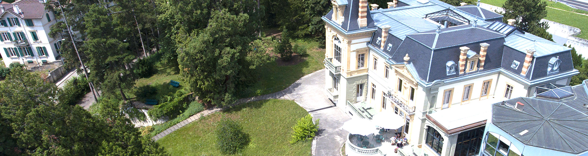 Une vue de drone de la Villa De Pury et du parc.