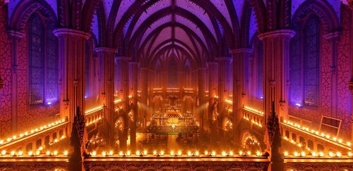 L'église rouge illuminée en 2011 lors du millénaire. Photo Kalalumen