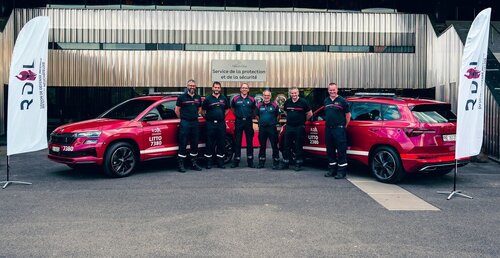 Les deux véhicules rouges et les responsables de secteur