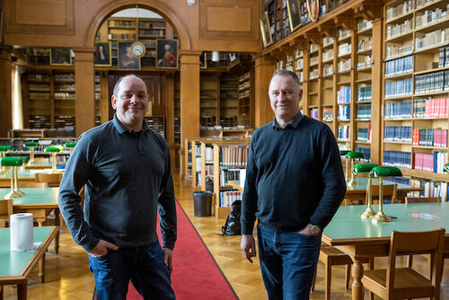 Olivier Chablais et Olivier Fischer devant le collège latin.