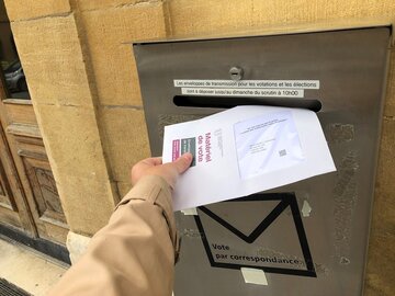 Une enveloppe de vote glissée dans une boîte aux lettres de la commune