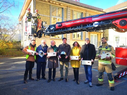 En photo, de g. à dr. : Kenny Rhyn, Office de l’environnement, Marcel Jacquat, biologiste, Mauro Moruzzi et Didier Boillat, conseillers communaux en charge de l’environnement pour l’un et de la sécurité pour l’autre, Laetitia Estève et Pierre-Olivier Aragno, Office de l’environnement ainsi que Vincent Haller, Région de défense incendie du Littoral, sans oublier deux pompiers en formation sur la nacelle.