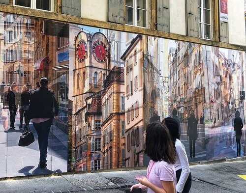 Une partie de la fresque installée au centre ville, qui représente des photos de Neuchâtel superposées