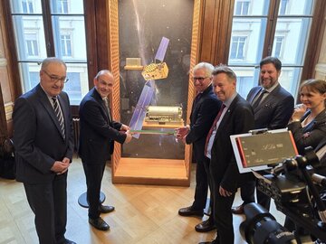 Guy Parmelin, Alain Ribaux, Francisco-Javier Benedicto Ruiz et des membres du Conseil communal inaugurent le nouvel espace d'exposition.