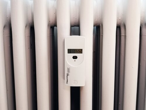 Répartiteur sur un radiateur.