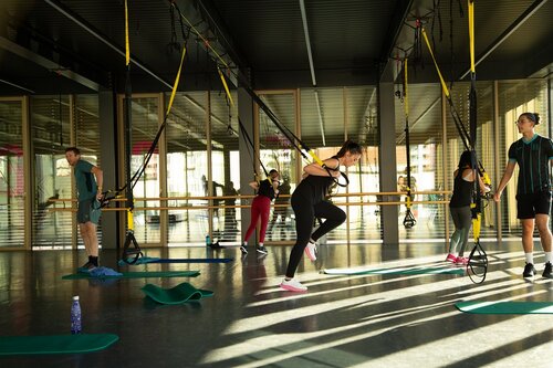 Un cours de gym à l'intérieur