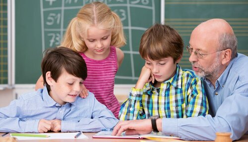 Une classe avec un senior et des enfants