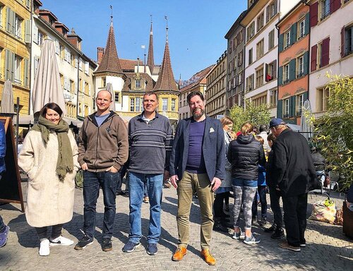 Des acteurs des terrasses et du marché sur la place des Halles
