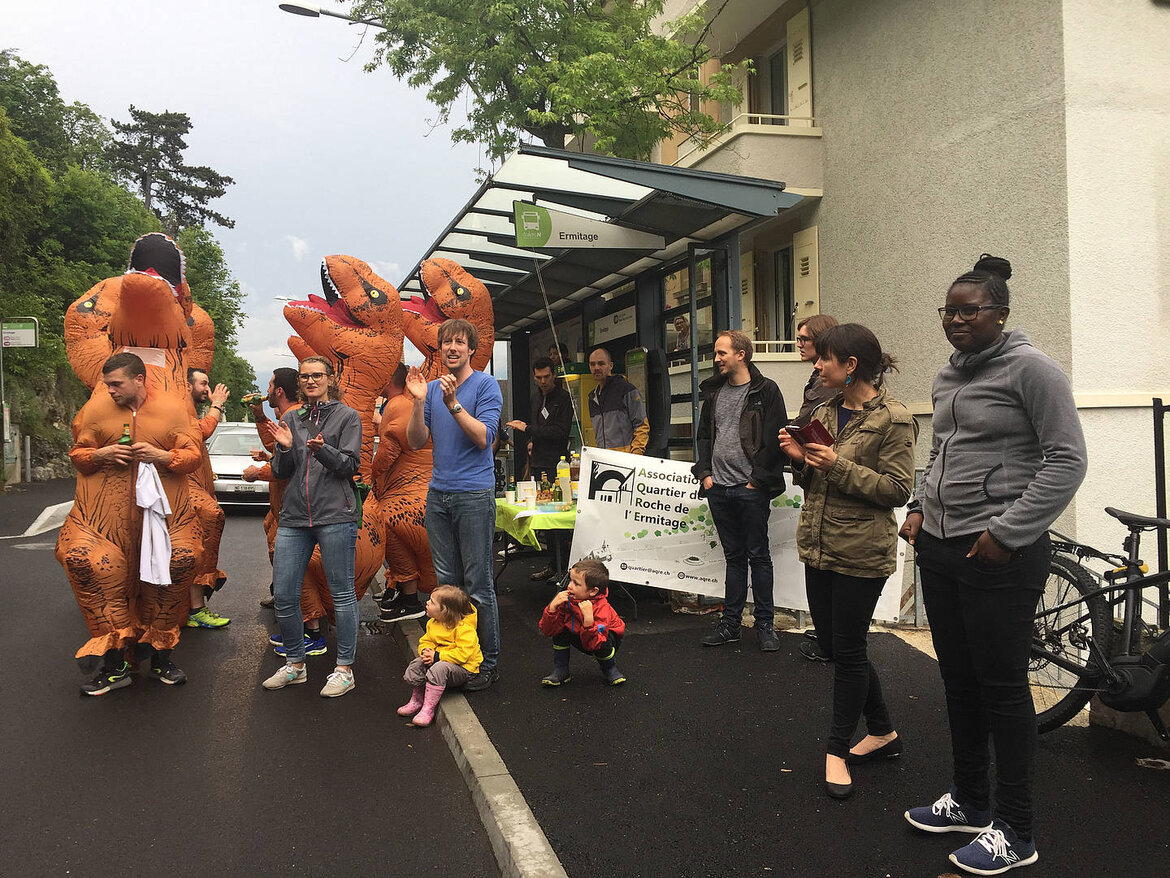 Les membres de l'association de la Roche de l'Ermitage, déguisés en dinosaures, assurent un ravitaillement lors du BCN tour.