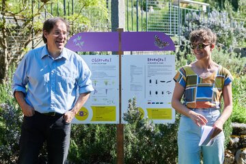 Le directeur du Jardin botanique et la médiatrice culturelle présentent le nouveau sentier