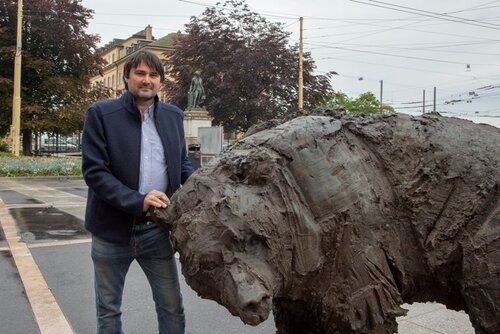 L'artiste Davide Rivalta devant l'ours qu'il a installé à la place Pury