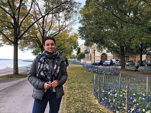 Mme Müller Heyraud pose au quai Ostervald dans un environnement automnal