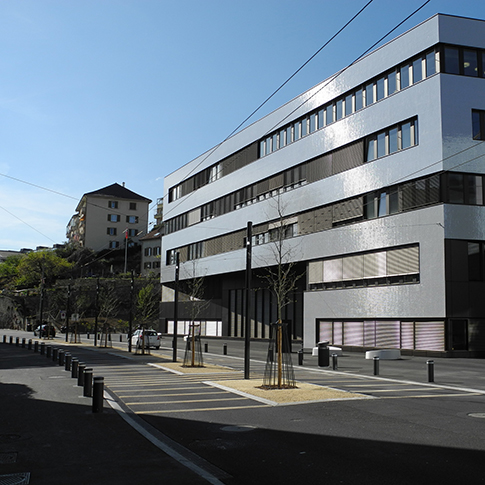 Le pôle d'innovation Microcity, avec l'emblématique bâtiment qui accueille l'EPFL et Neode.