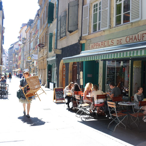 La rue des Moulins et le restaurant Chauffage compris