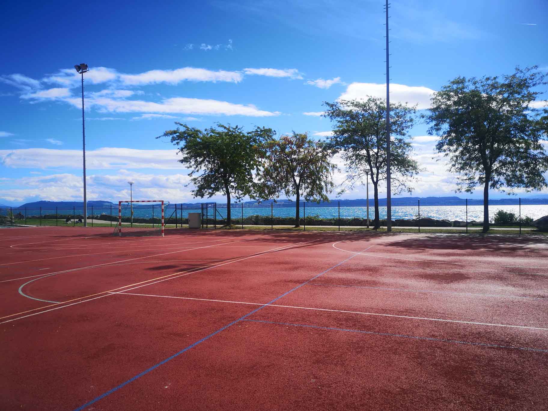 Place multisports au sud des Patinoires.