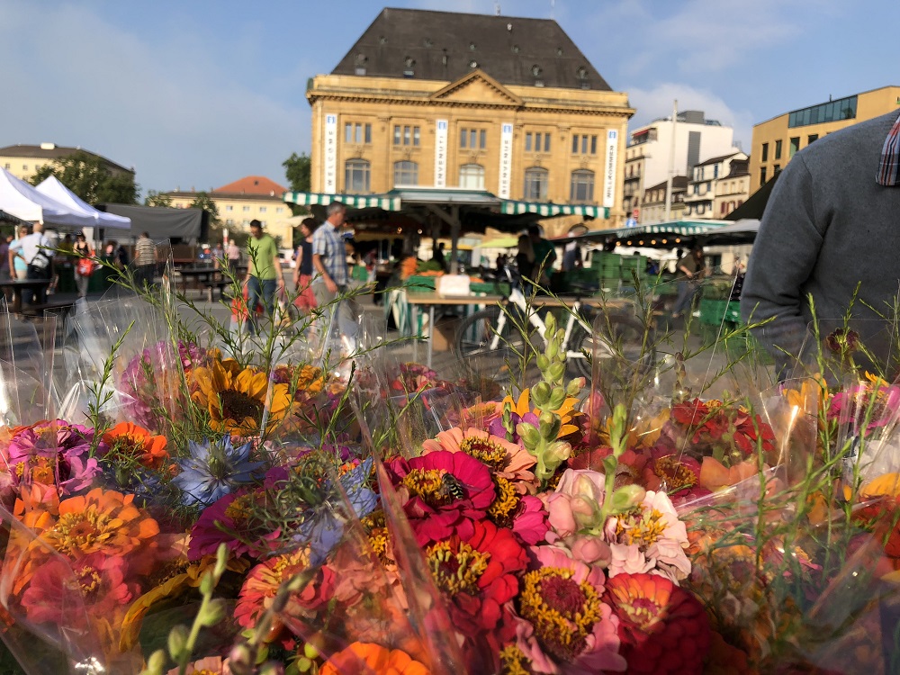 Le marché à la place du Port
