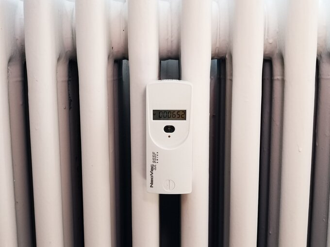 Répartiteur sur un radiateur.