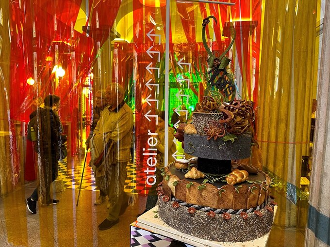 Une vue du péristyle décoré avec des bandes de plastique orange et un gâteau d'anniversaire