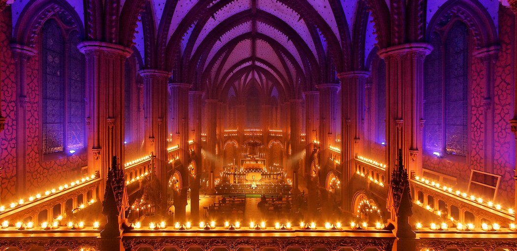 L'église rouge illuminée en 2011 lors du millénaire. Photo Kalalumen