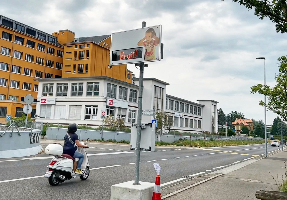 L'écran affiche le mot bruit en rouge au passage d'un scooter trop bruyant