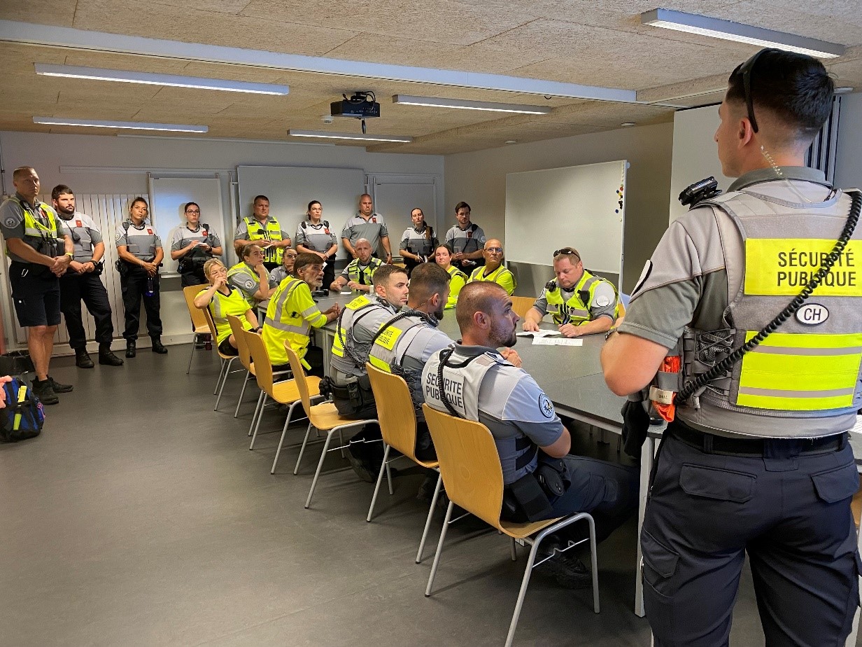 Les agent-e-s de Sécurité publique à l'heure du briefing.