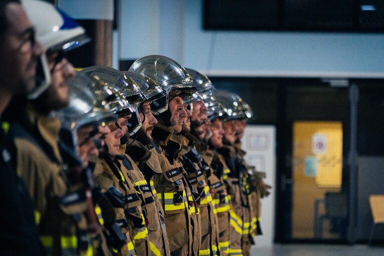Pompiers en rang à la caserne de la Maladière.