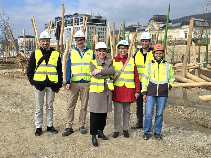 L'équipe de projet devant la future place de jeux des Jeunes-Rives.