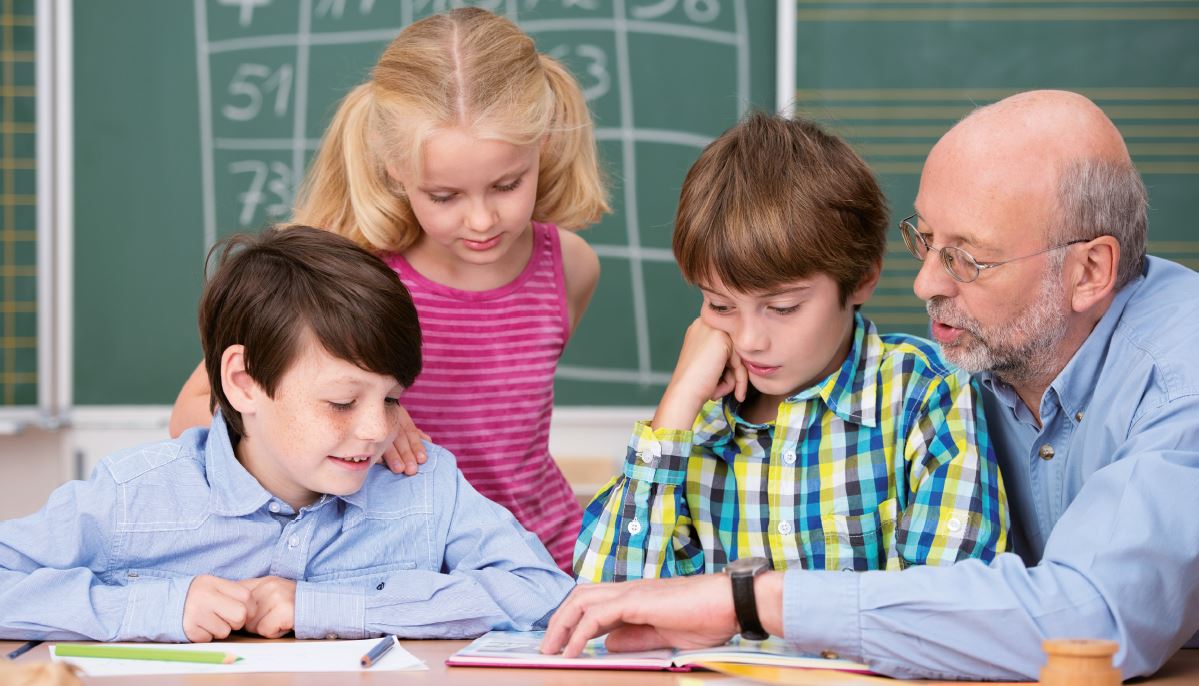 Une classe avec un senior et des enfants