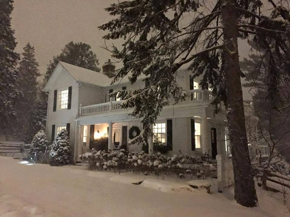 L'hiver au Canada: une maison sous la neige