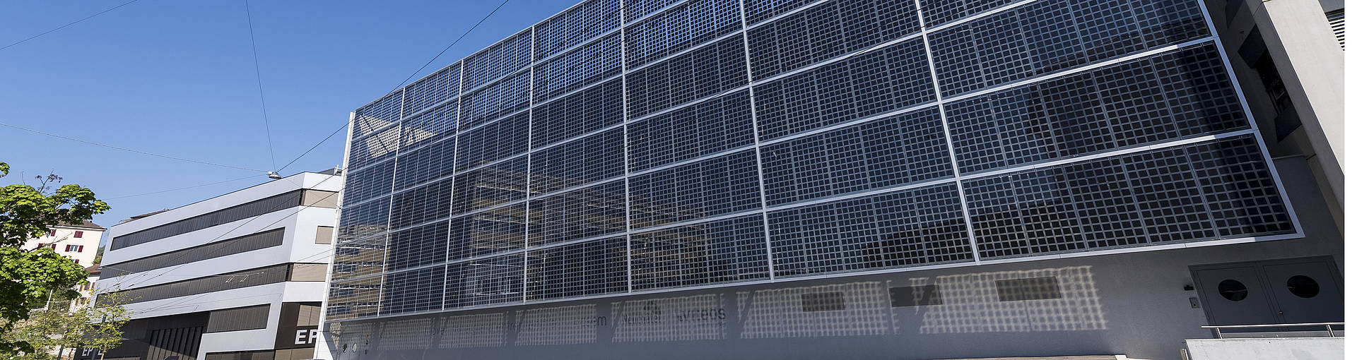 Une vue de Microcity et de la façade photovoltaïque du CSEM.