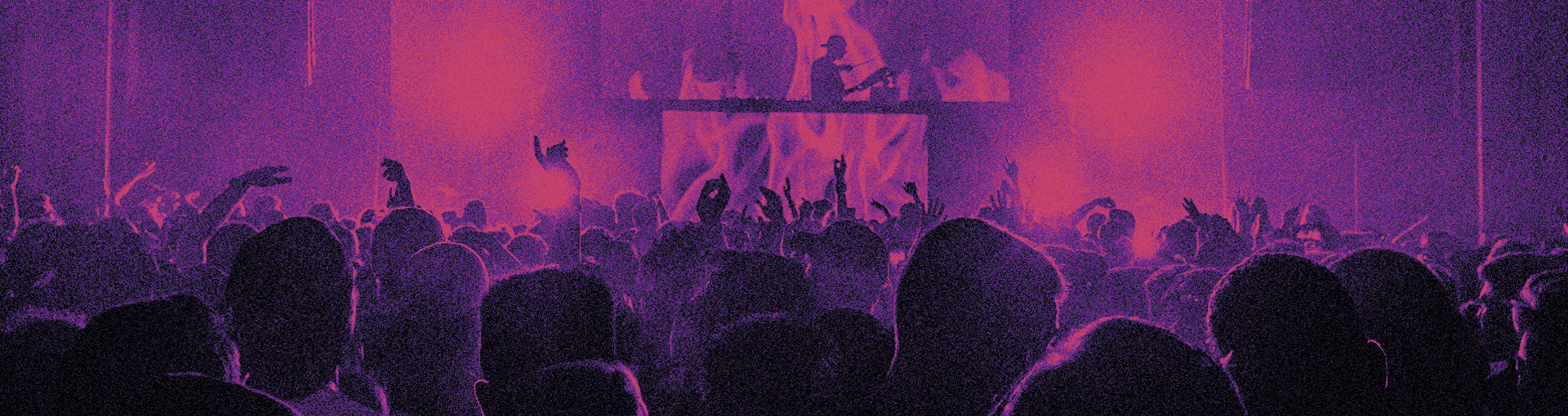Un spectacle avec la foule et le musicien au fond, ton violet