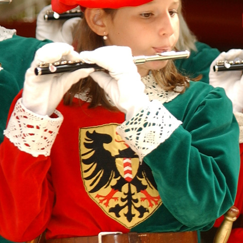 Le showband les Armourins, vêtu de rouge et de vert, avec sur la poitrine les armoiries de la ville de Neuchâtel