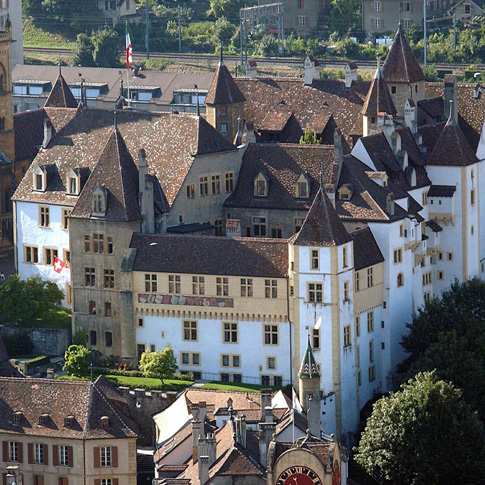 Le château de Neuchâtel et ses façades blanchies à la chaux.