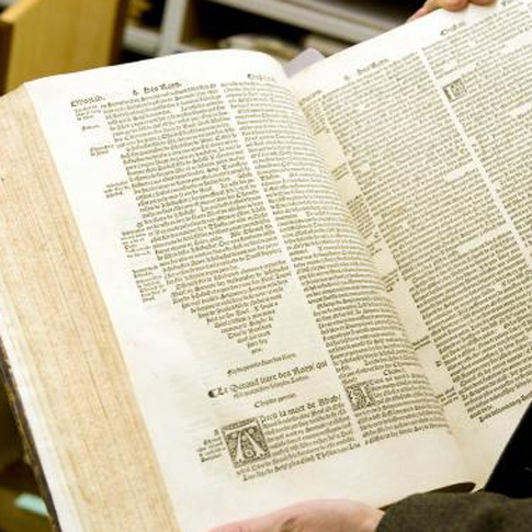 La Bible d'Olivétan marque, à Neuchâtel, le début d'une longue tradition d'imprimeurs.