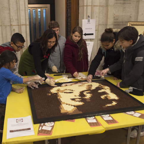 Des enfants composent un puzzle en chocolat lors de Chocolatissimo.