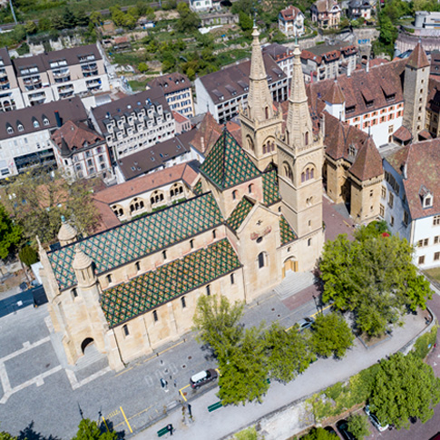Une vue aérienne de la Collégiale de Neuchâtel.