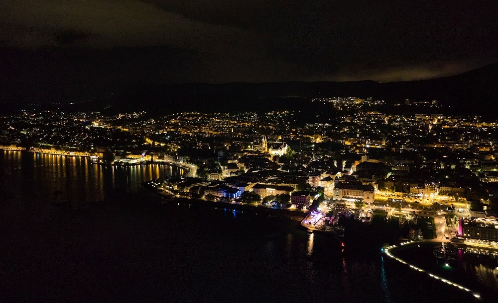 Une vue de Neuchâtel et des lumières la nuit