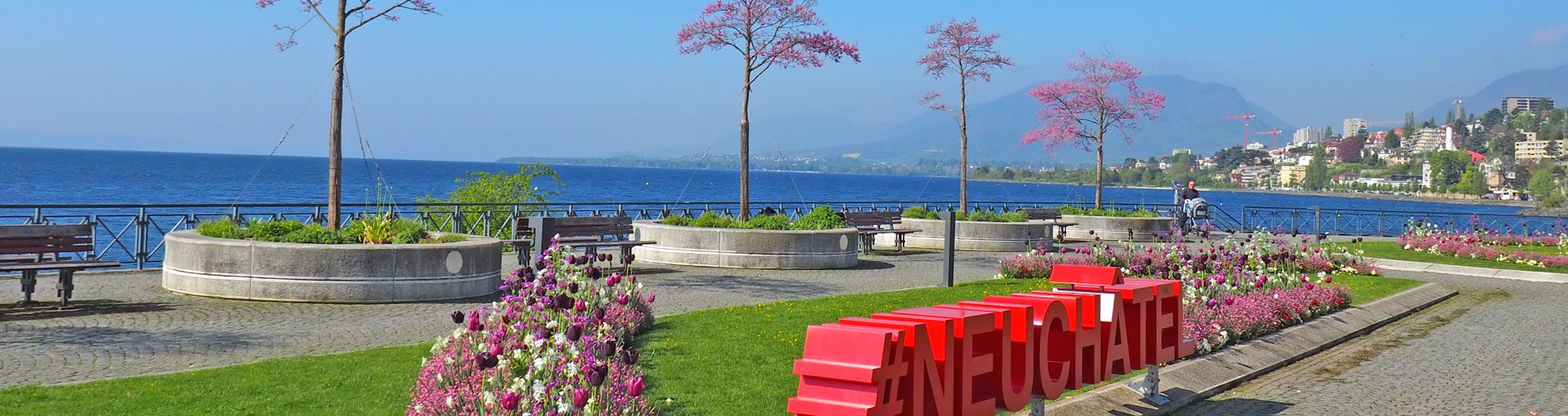 L'esplanade du Mont-Blanc et son célèbre hashtag Neuchâtel, avec des parterres de tulipes et le lac bleu turquoise.