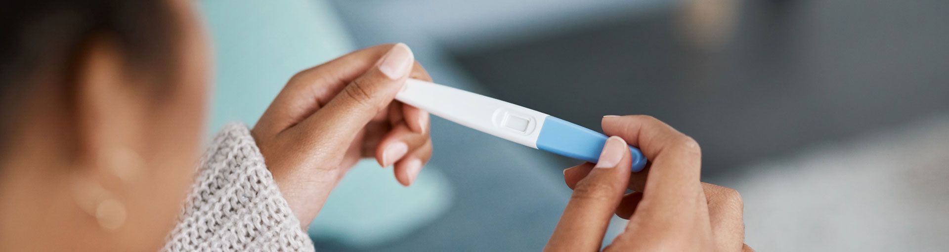Une femme regarde un test de grossesse