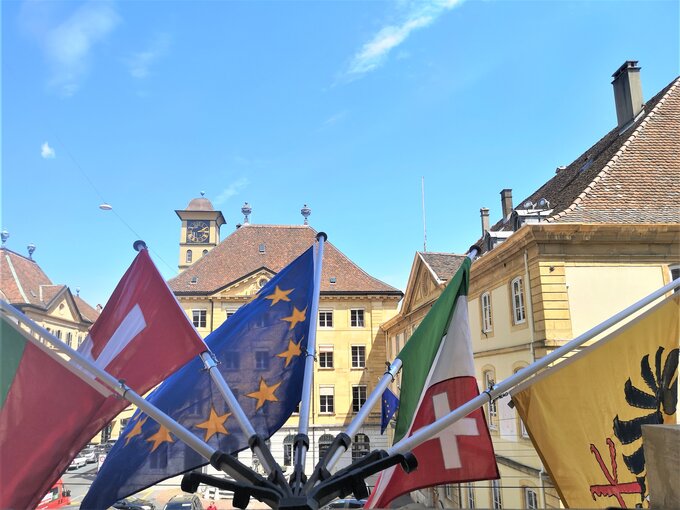 Drapeaux européens sur l'Hôtel de Ville.