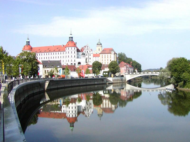 Le château tout blanc de Neuburg sur le Danube