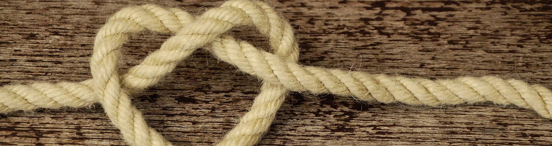 Une corde avec un coeur, pour illustrer le lien avec l'autre