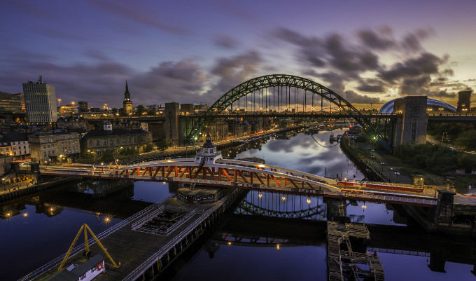 Le soleil se couche sur la ville de Newcastle et son grand pont