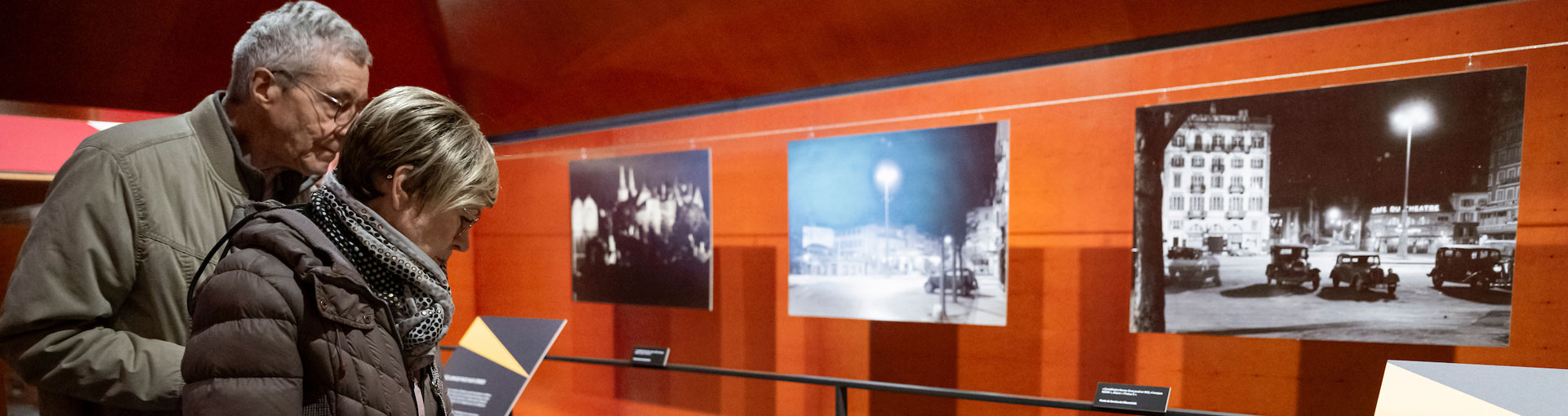 Une image de l'exposition avec des photos au mur et des visiteurs