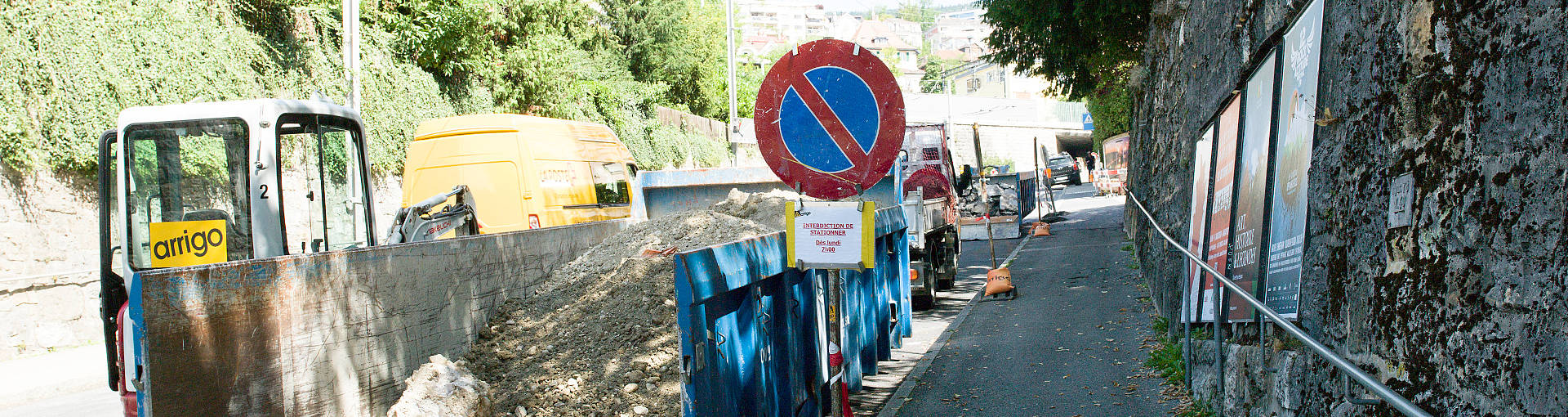 Un panneau d'interdiction de stationnement durant un chantier